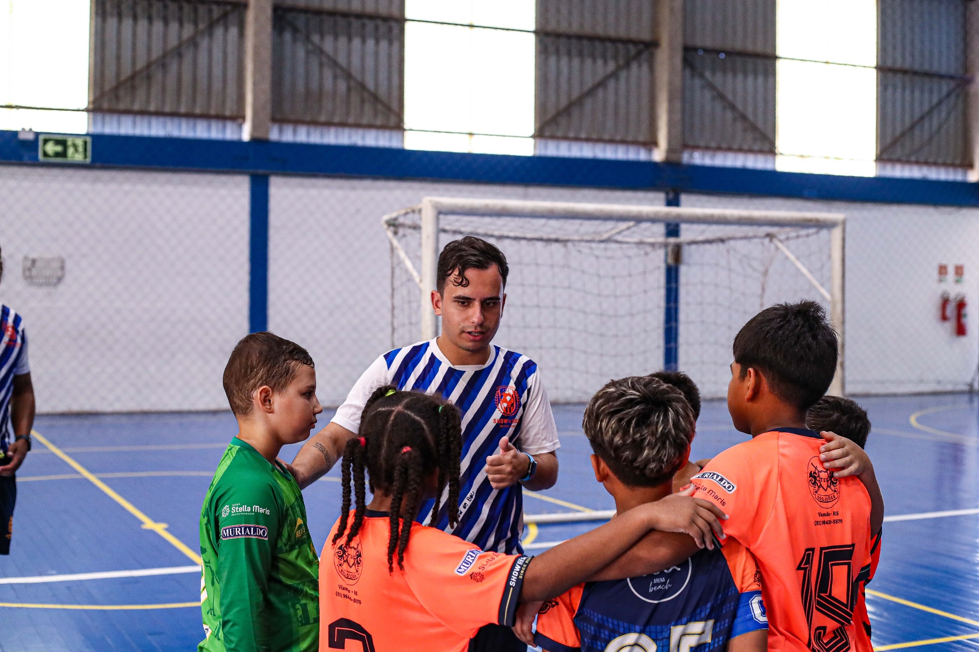 Treinador instruindo crianças